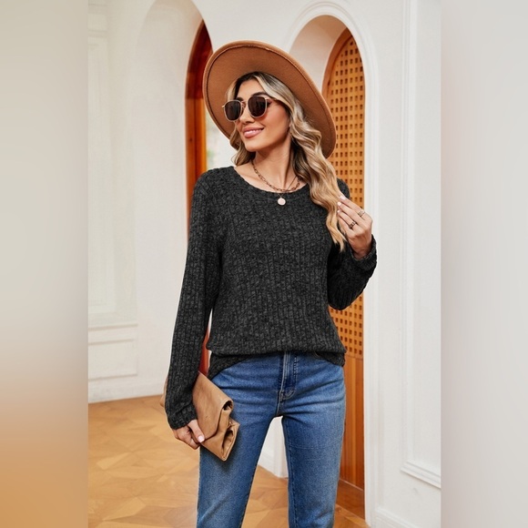 Every Day Style Round Neck Heathered Top - Picture 2 of 5